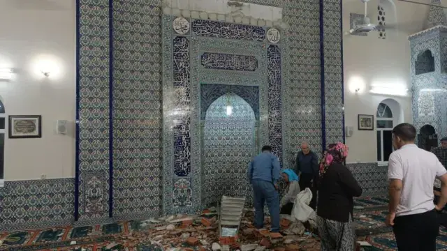 Depremde hasar gören camiyi incelerken hayatını kaybetti