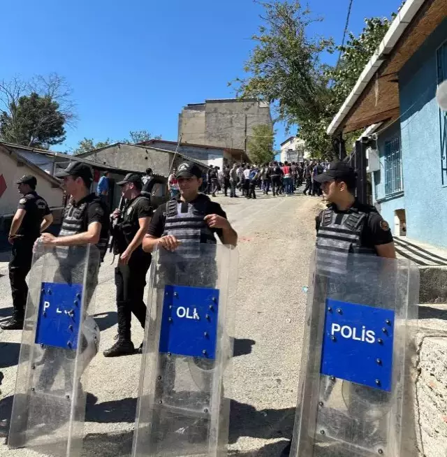 İstenmeyen görüntüler! Vatandaşların günlerdir direndiği mahalleye polis girdi