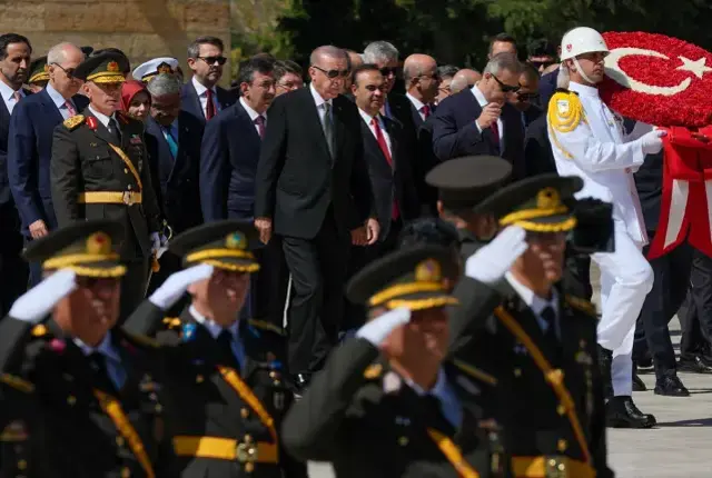 Devletin zirvesi Anıtkabir'de! Erdoğan'dan özel deftere çarpıcı not: Boş durmuyorlar