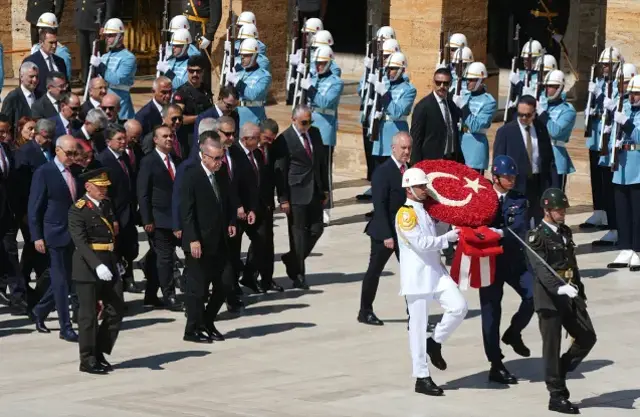 Devletin zirvesi Anıtkabir'de! Erdoğan'dan özel deftere çarpıcı not: Boş durmuyorlar