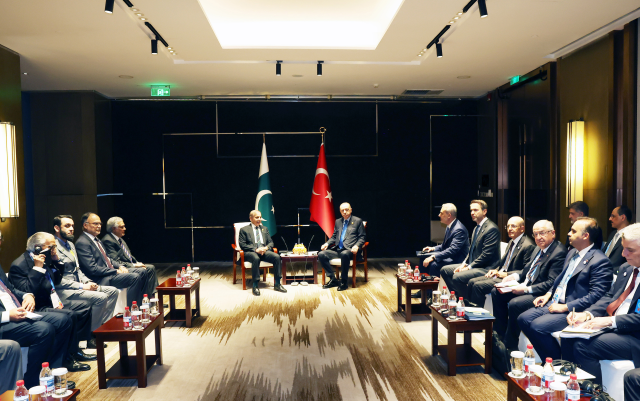 Cumhurbaşkanı Erdoğan Çin'de Pakistan Başbakanı Şerif ile görüştü