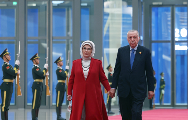 Cumhurbaşkanı Erdoğan ve eşi Şanghay Zirvesi'nde aile fotoğrafına katıldı