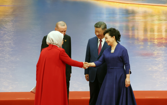 Cumhurbaşkanı Erdoğan ve eşi Şanghay Zirvesi'nde aile fotoğrafına katıldı