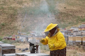 5 kovanla basladi simdi Turkiyenin dort bir yanina bal satiyor