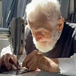 89 Yasindaki Usta Terzi Gozluk Takmadan Igneye Iplik Geciriyor