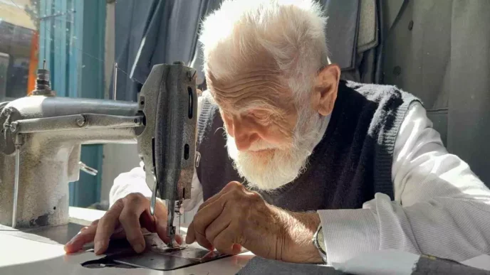 89 Yasindaki Usta Terzi Gozluk Takmadan Igneye Iplik Geciriyor
