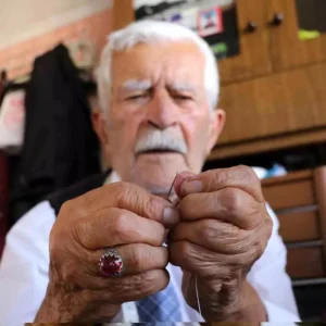 93 Yasindaki Terzi 80 Yildir Meslegini Surduruyor