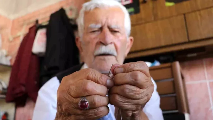 93 Yasindaki Terzi 80 Yildir Meslegini Surduruyor
