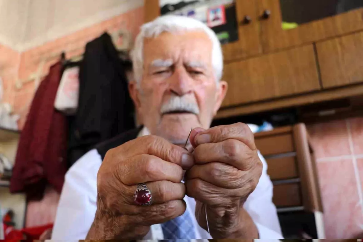 93 Yasindaki Terzi 80 Yildir Meslegini Surduruyor