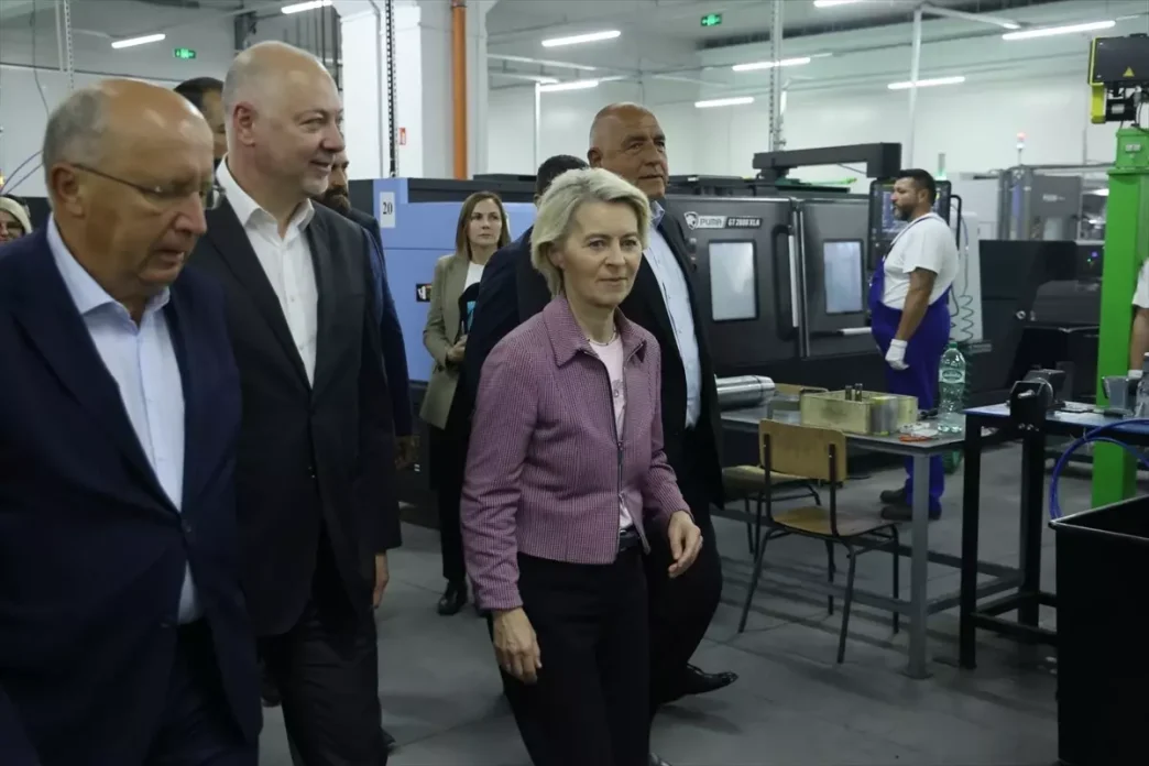 AB Komisyonu Baskani von der Leyen Bulgaristanin Silah Fabrikasini Ziyaret