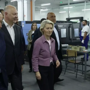 AB Komisyonu Baskani von der Leyen Bulgaristanin Silah Fabrikasini Ziyaret