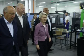 AB Komisyonu Baskani von der Leyen Bulgaristanin Silah Fabrikasini Ziyaret