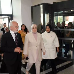 AK Parti Istanbul Milletvekili Ercan orman yangininda yaralanan personeli hastanede