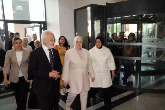 AK Parti Istanbul Milletvekili Ercan orman yangininda yaralanan personeli hastanede