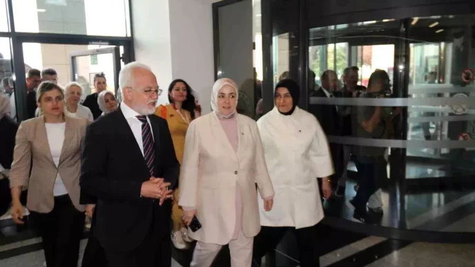 AK Parti Istanbul Milletvekili Ercan orman yangininda yaralanan personeli hastanede