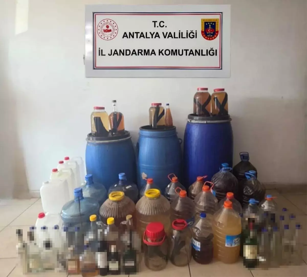 Alanyada Jandarma Operasyonu Cok Sayida Sahte Icki Ele Gecirildi