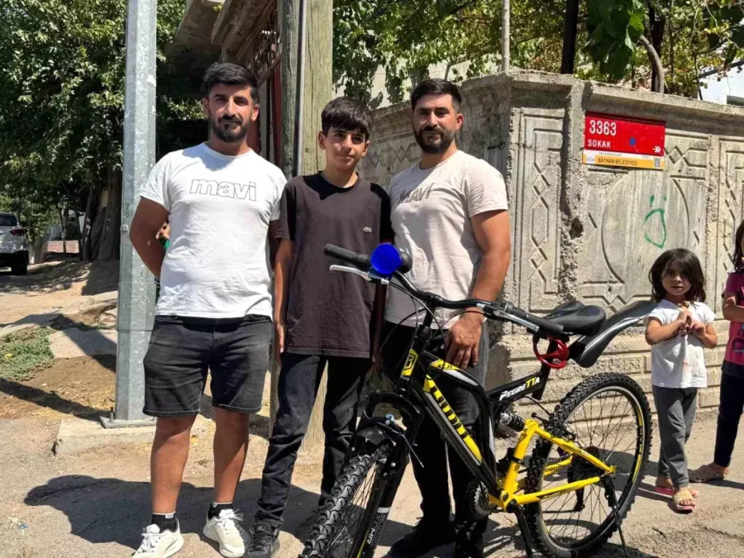 Altinlari Teslim Eden Cocuk Bisiklet Hediye Aldi