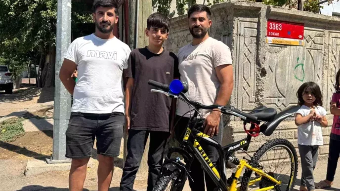 Altinlari Teslim Eden Cocuk Bisiklet Hediye Aldi