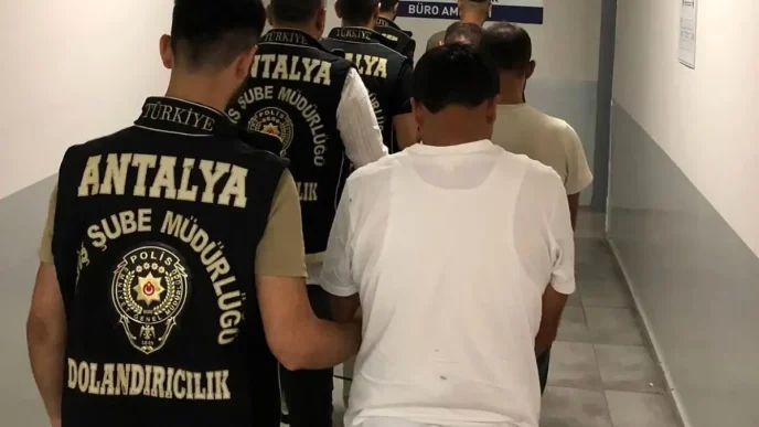 Antalyada Dolandiricilik Operasyonu 4 Kisi Tutuklandi