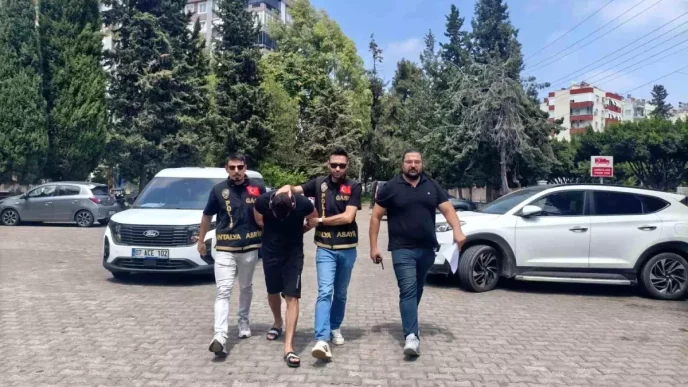 Antalyada Kuyumcudan 18 Bilezik Gasbeden Supheli Yakalandi