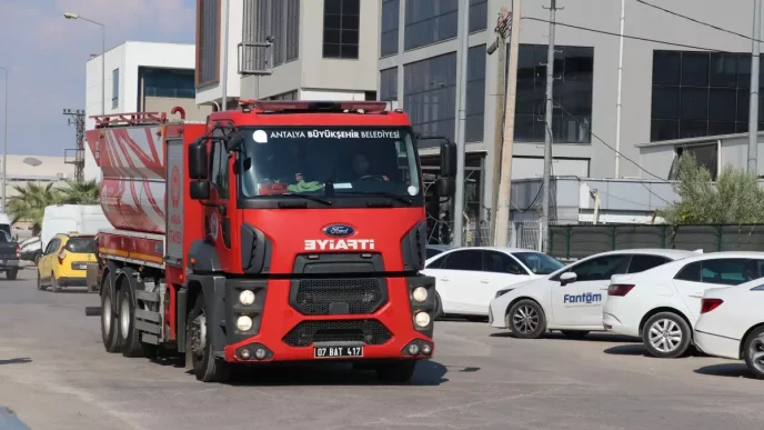 Antalyada Otel Ekipmanlari Deposunda Yangin