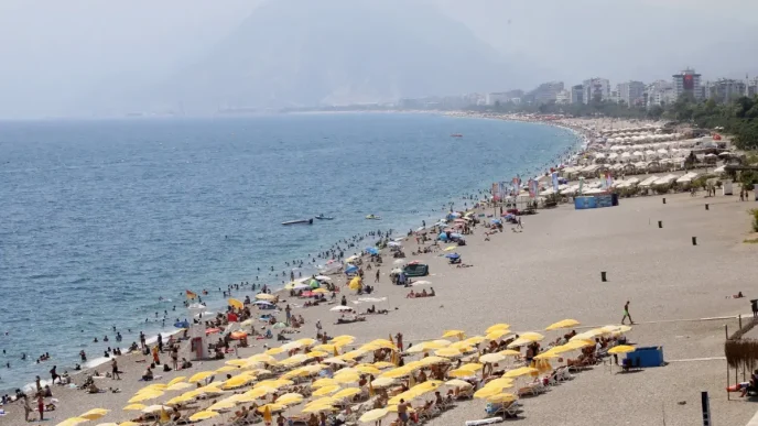 Antalyada Sicak Hava Turizmi Canlandiriyor