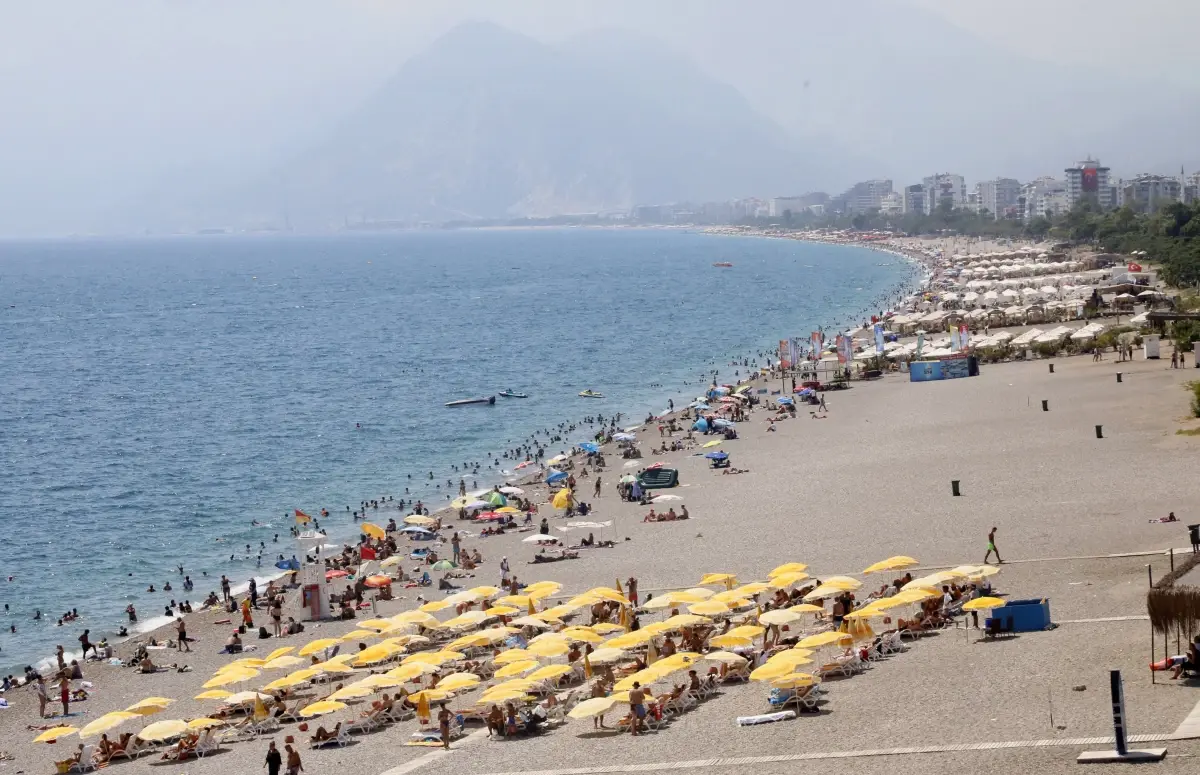 Antalyada Sicak Hava Turizmi Canlandiriyor