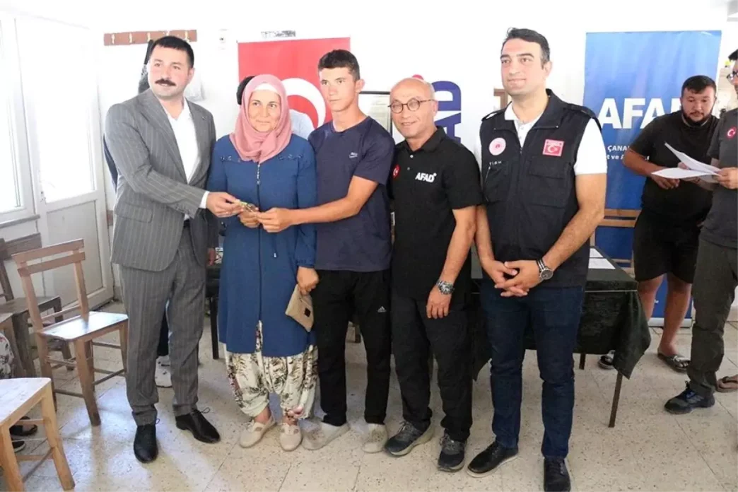 Ayvacikta Depremzedelere Yeni Konutlar Teslim Edildi
