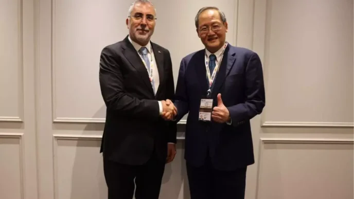 Bakan Isikhan G20 Toplantisinda Singapur Isgucu Bakani ile Gorustu