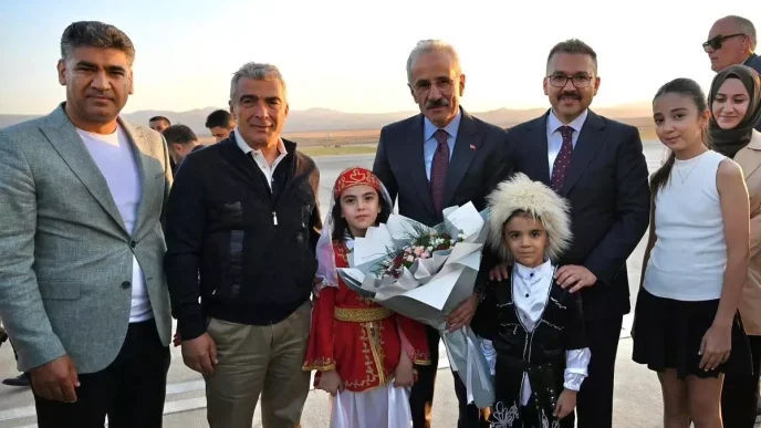 Bakan Uraloglu Hizli Demiryolu Hattinin Temelini Atmak Icin Igdirda