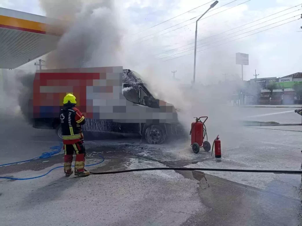 Balikesirde Akaryakit Istasyonunda Arac Yangini
