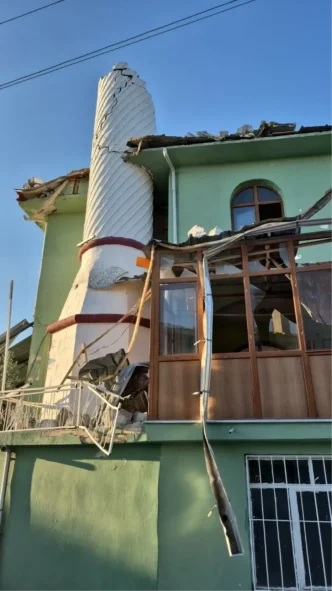 Balikesirde Deprem Sonucu Cami Minaresi Yikildi