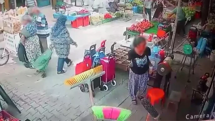 Balikesirde Pazar Arabasinin Hirsizligi Guvenlik Kamerasinda