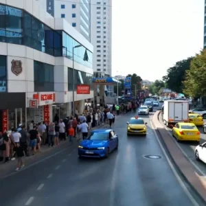 Besiktasta Market Acilisi Icin 8 Saat Kuyruk