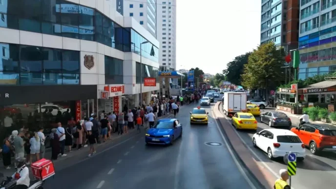 Besiktasta Market Acilisi Icin 8 Saat Kuyruk