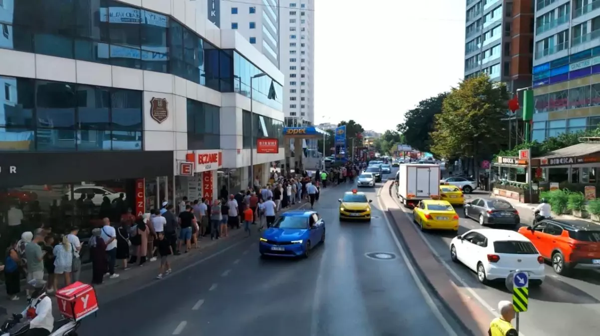 Besiktasta Market Acilisi Icin 8 Saat Kuyruk