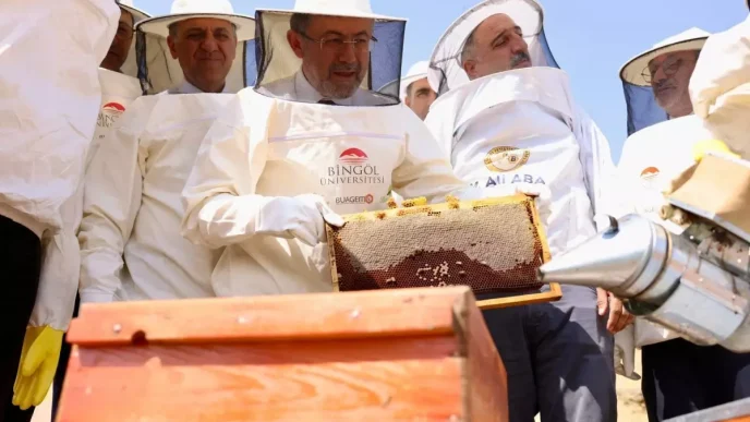 Bingolde 2025 Yili Ilk Bal Sagimi Gerceklestirildi