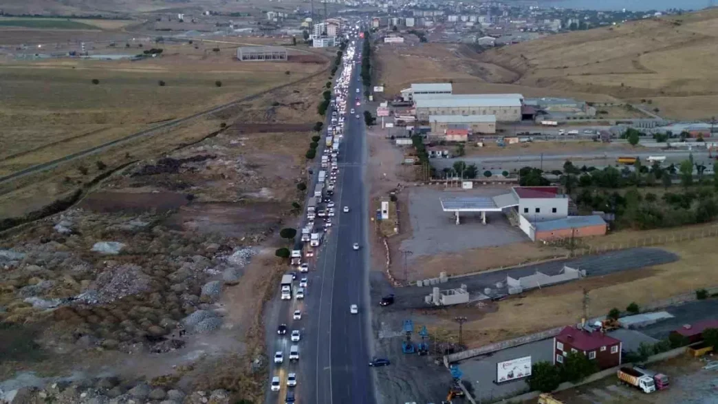 Bitlis Tatvan Kara Yolunda Uzun Arac Kuyrugu