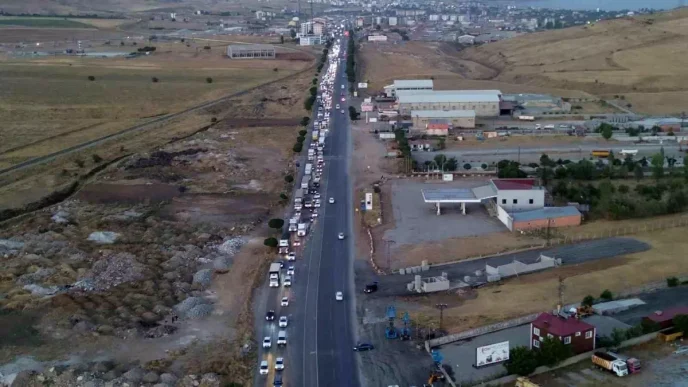 Bitlis Tatvan Kara Yolunda Uzun Arac Kuyrugu