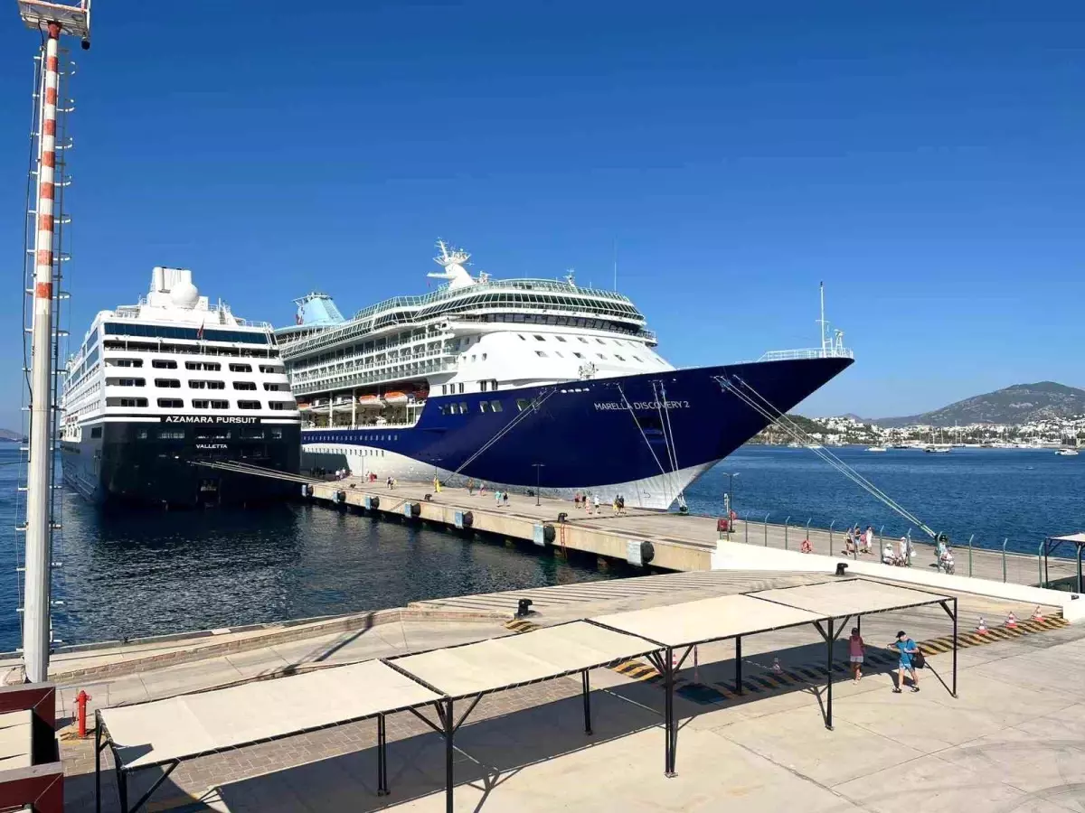 Bodruma Iki Yolcu Gemisiyle 26 Bin Turist Geldi