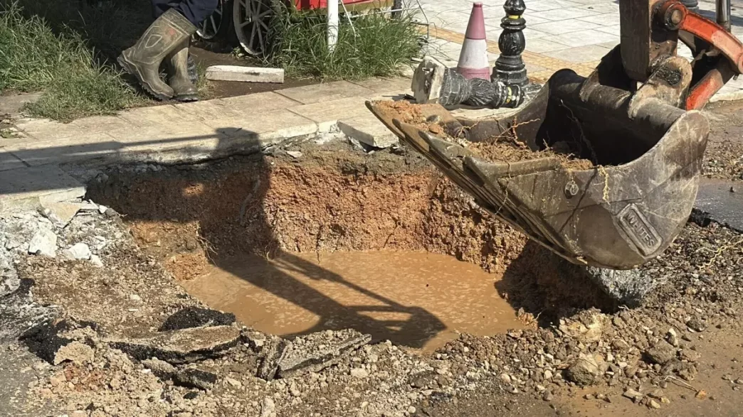 Bodrumda Su Isale Hatti Patladi Deniz Kahverengiye Dondu