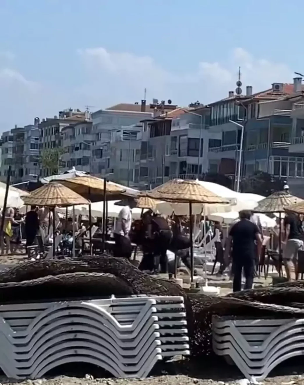 Bursada Ucretsiz Plaja Izin Almadan Sezlong Koyan Isletmeye Operasyon