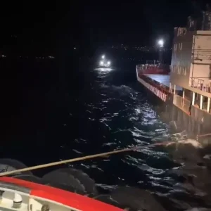 Canakkale Bogazinda Makine Arizasi Vanuatu Bayrakli Gemi Karanlik Limana Demirledi