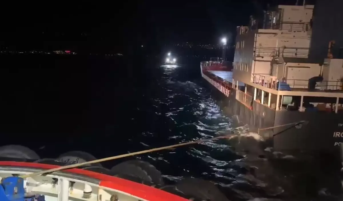 Canakkale Bogazinda Makine Arizasi Vanuatu Bayrakli Gemi Karanlik Limana Demirledi