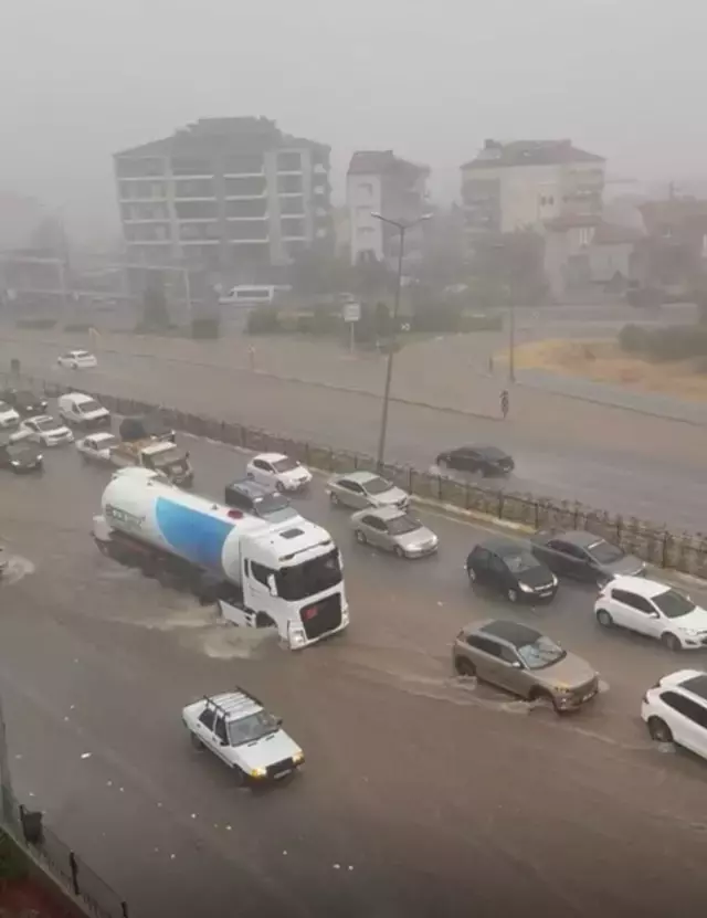 Onlarca araç ve vatandaş göle dönen alt geçitte mahsur kaldı
