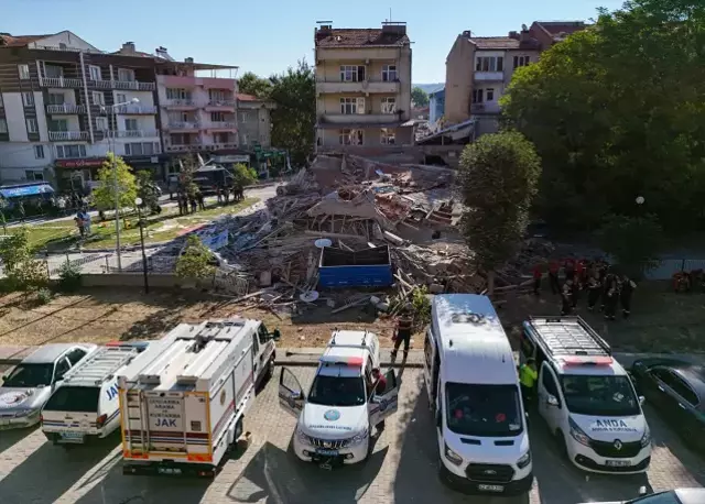 Depremde yıkılan binayla ilgili vahim iddia: Pide salonu kolonları kesmiş