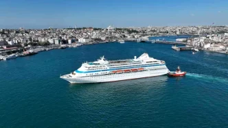 Dev Yolcu Gemisi Astoria Grande Istanbula Yanasti