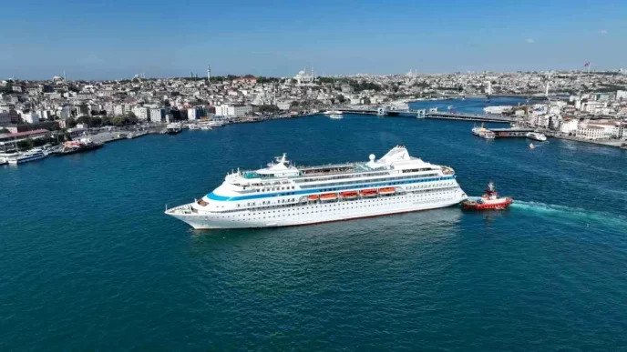 Dev Yolcu Gemisi Astoria Grande Istanbula Yanasti