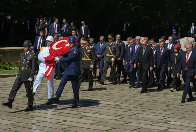 Devletin zirvesi Anıtkabir'de! Erdoğan'dan özel deftere çarpıcı not: Boş durmuyorlar