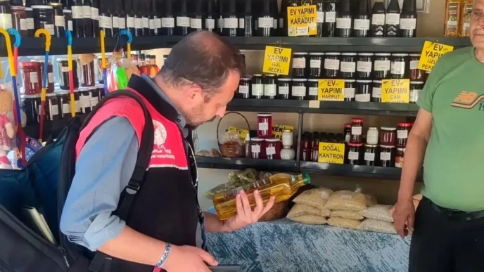Edremitte Seyyar Tezgahlardaki Gida Urunleri Denetlendi